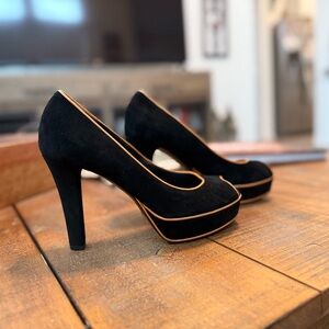 GUCCI Peep Toe Platform Pumps In Black Suede With Gold Leather Piping Detail